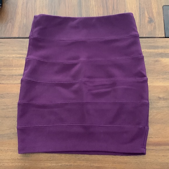 Guess bandage skirt - Picture 3 of 3